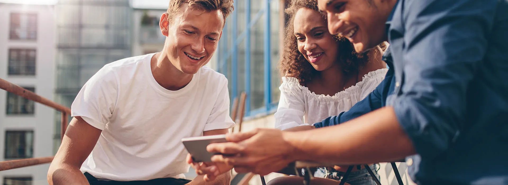 vrienden buiten balkon